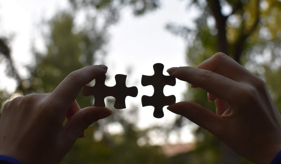 Puzzleteile im Gegenlicht